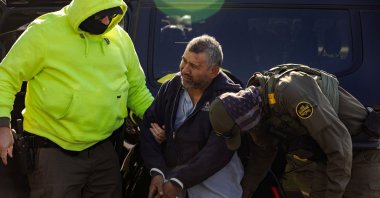 U.S. federal agents move a detainee from a vehicle at detainee transfer location during an immigration raid, after President Donald Trump ordered increased federal law enforcement presence to assist in crime prevention, in Chicago, Illinois, U.S., Oct. 31, 2025. (Reuters Photo)