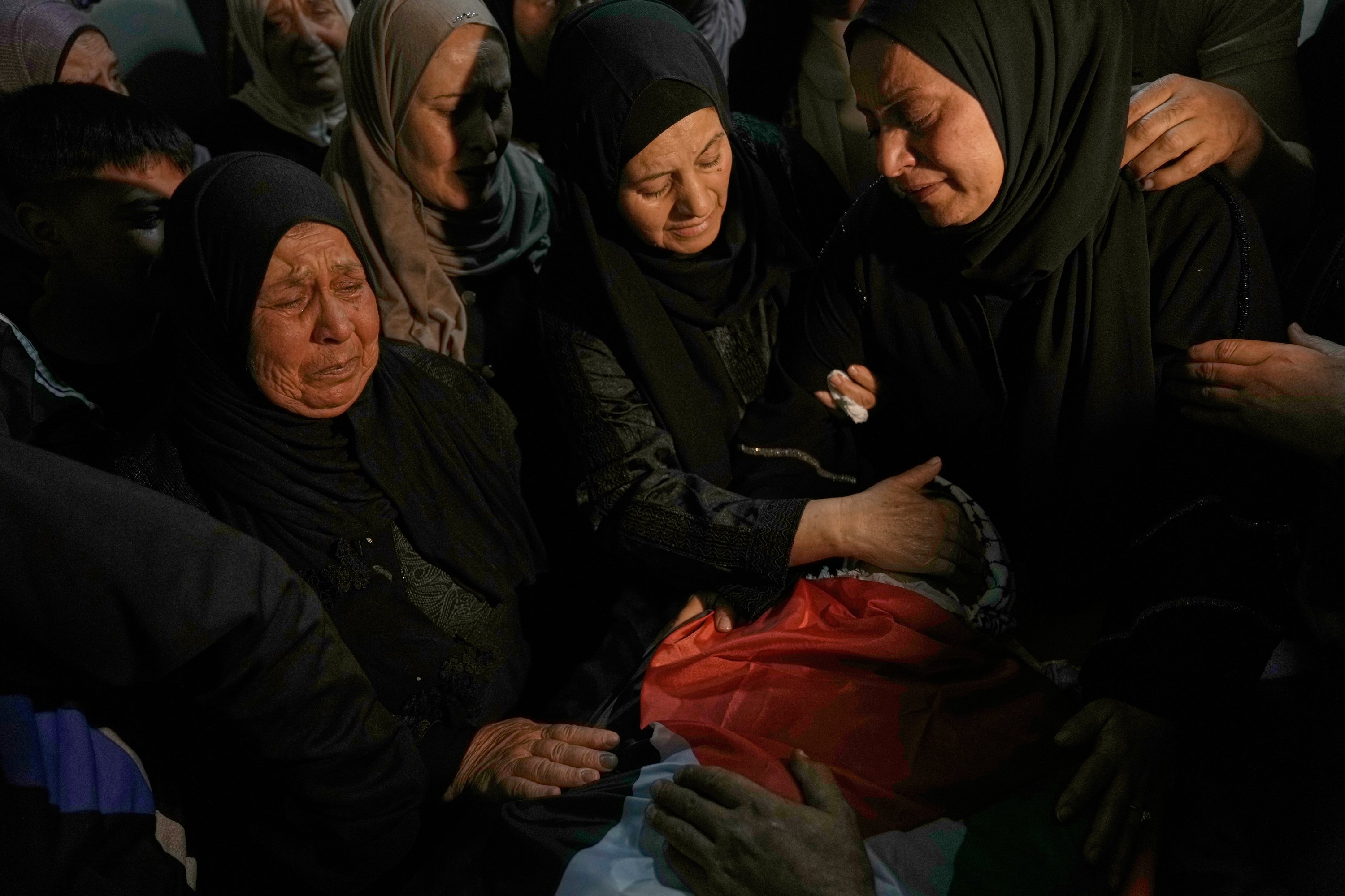 Mujeres palestinas lloran ante el cuerpo de Jamil Hanani, de 17 años, quien, según las autoridades sanitarias, murió después de recibir un disparo en el pecho durante una incursión israelí, en su funeral en la aldea cisjordana de Beit Furik, Palestina, el 3 de noviembre de 2025. (Foto AP)