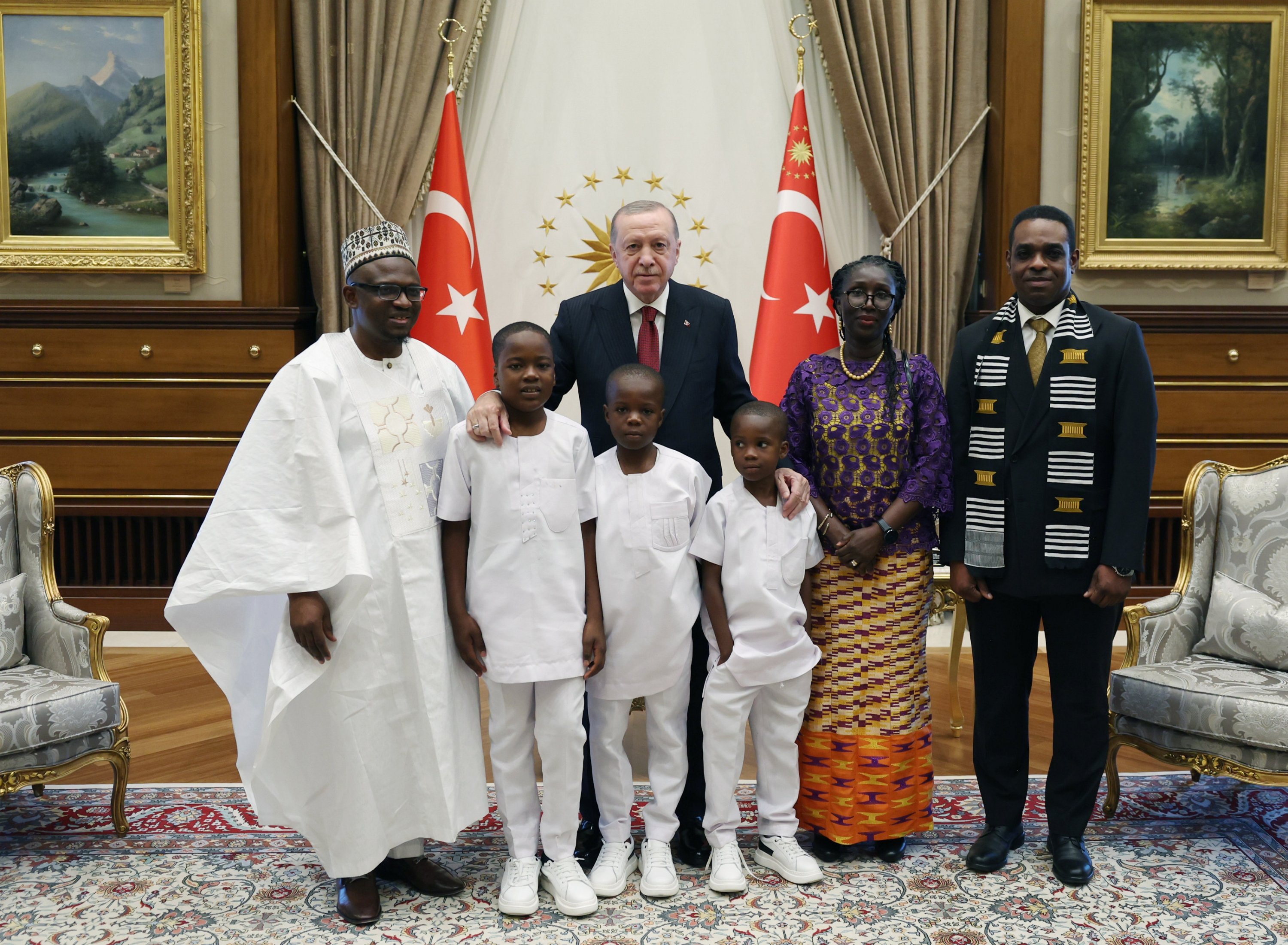 Cumhurbaşkanı Recep Tayyip Erdoğan ve Gana Büyükelçisi Şeyh Abdul Nasiru-Deen ve ailesi fotoğraf çektiriyor, Cumhurbaşkanlığı Külliyesi, 4 Kasım 2025. (AA Fotoğraf)