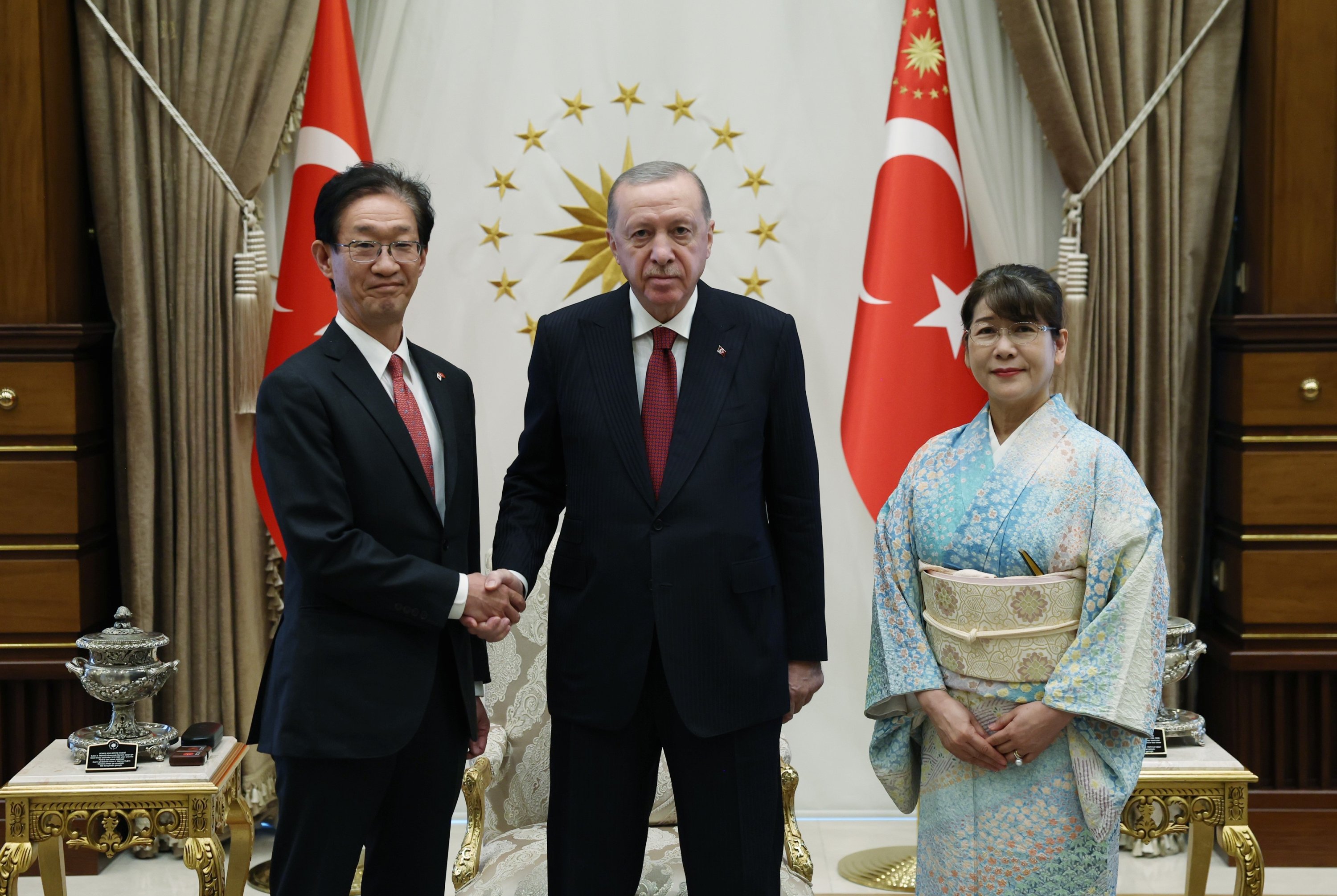 Cumhurbaşkanı Recep Tayyip Erdoğan ve Japonya'nın Büyükelçisi Masami Tamura el sıkışırken, 4 Kasım 2025. (IHA Fotoğrafı)