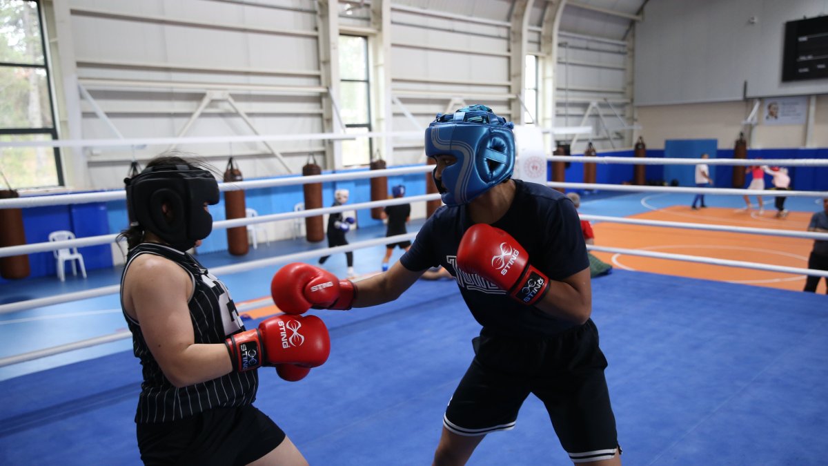 Turkish national boxers Ece Asude Ediz and Berfin Kabak (R) train at the National Team Training Center as they prepare for the Riyadh 2025 Islamic Solidarity Games, Kastamonu, Türkiye, Nov. 3, 2025. (AA Photo)
