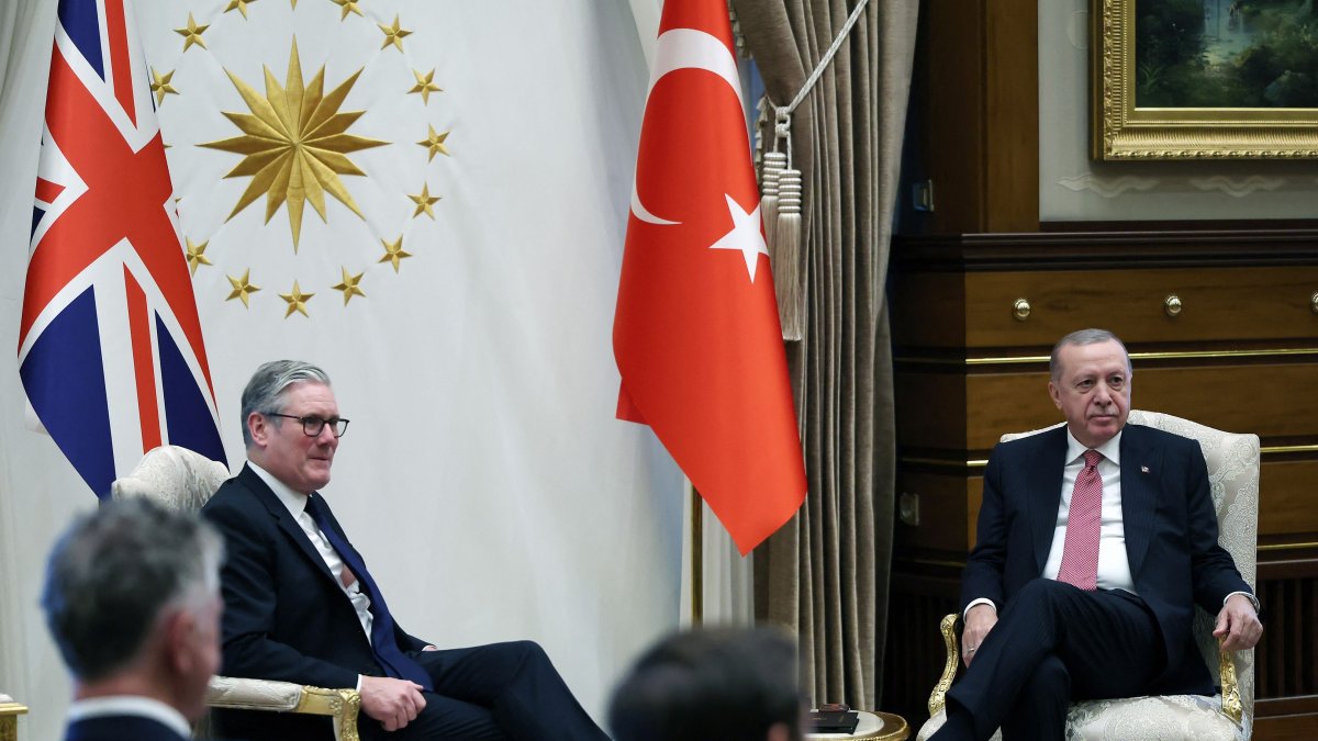 President Recep Tayyip Erdoğan (R) attends a meeting with British Prime Minister Keir Starmer at the Presidential Complex, Ankara, Türkiye, Oct. 27, 2025. (AFP Photo)