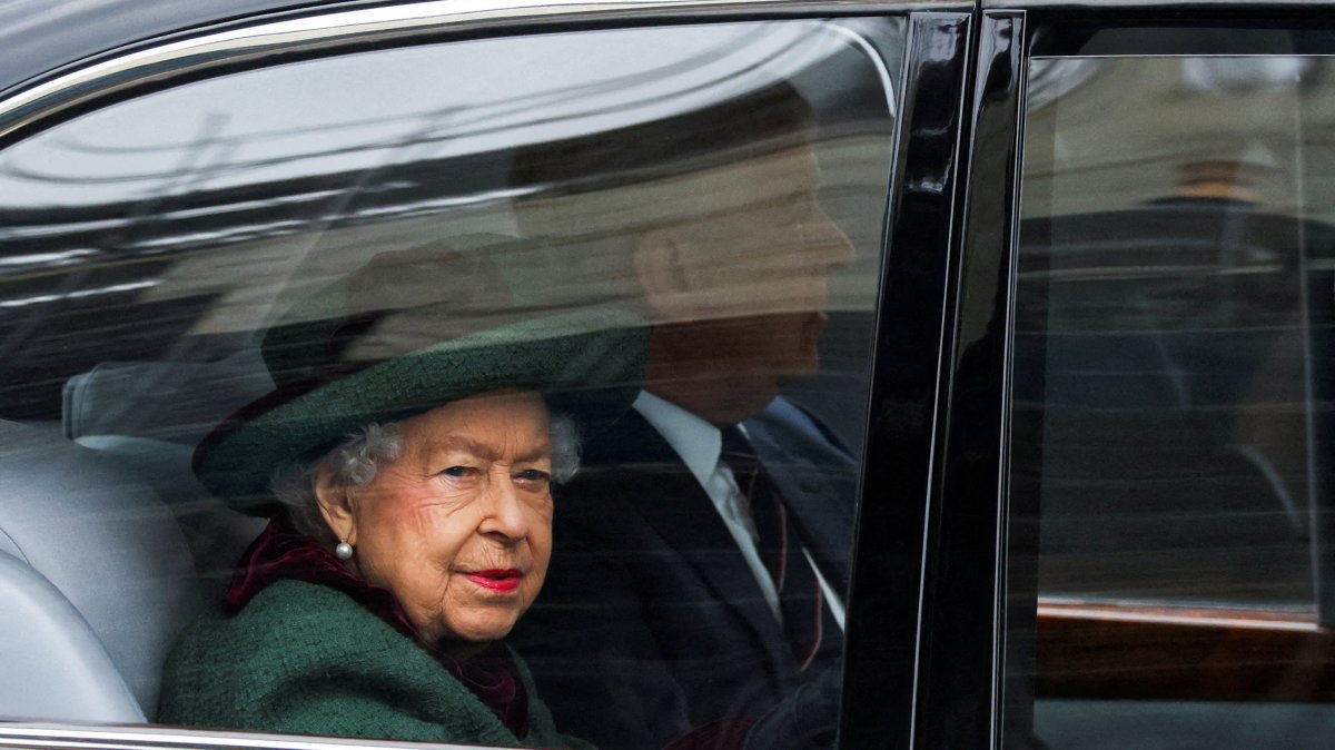 Britain&#039;s Queen Elizabeth and Prince Andrew, Duke of York, arrive for the service of thanksgiving for the late Prince Philip, Duke of Edinburgh, at Westminster Abbey, London, U.K., March 29, 2022. (Reuters Photo)