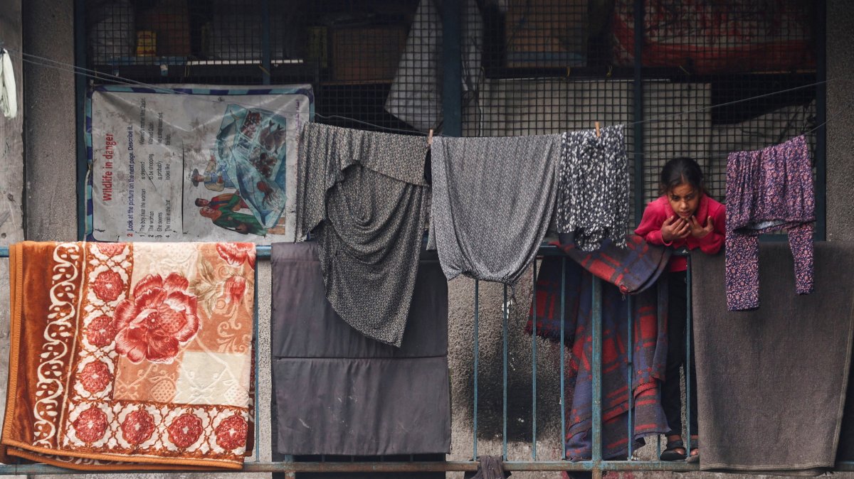 A displaced Palestinian girl reacts while standing next to a railing as she takes shelter at an UNRWA-run school, in Khan Younis, southern Gaza Strip, Palestine, Oct. 9, 2025. (Reuters Photo)