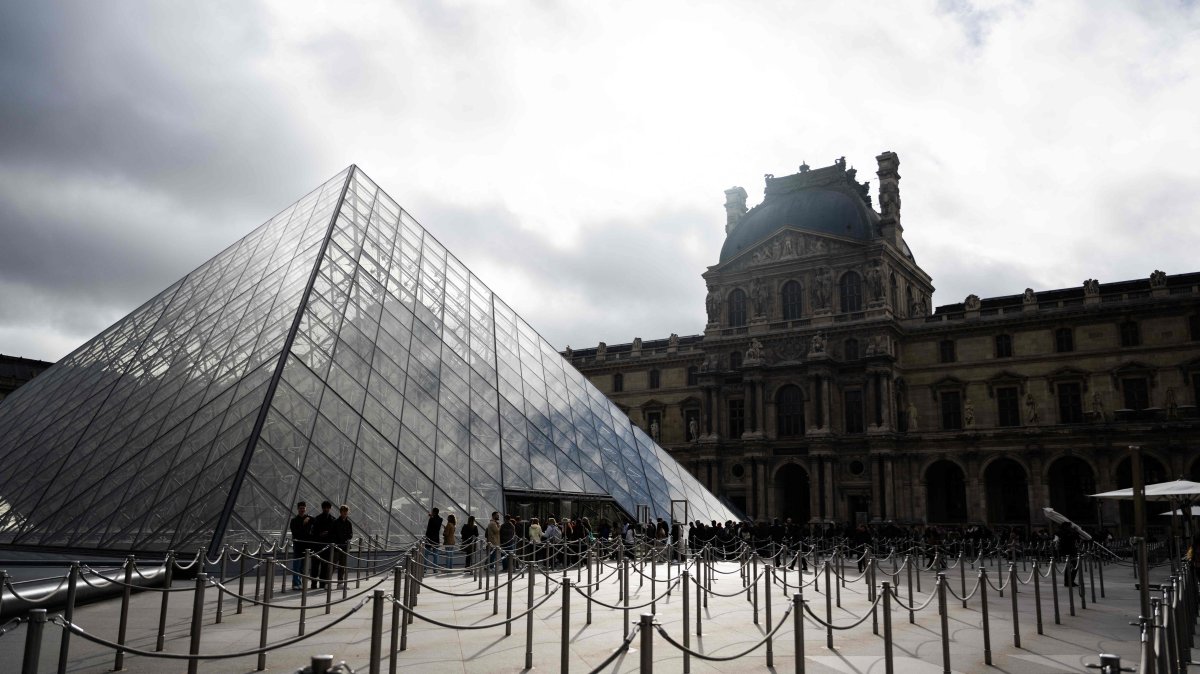 Tourists line up to enter the Louvre museum next to the Louvre pyramid designed by Chinese-U.S. architect Ieoh Ming Pei, Paris, France, Nov. 3, 2025. (Reuters Photo)