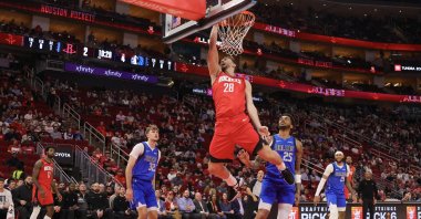 Houston Rockets&#039; Alperen Şengün (C) dunks against Dallas Mavericks P.J. Washington (2nd L) in the first quarter at Toyota Center, Houston, U.S., Nov. 3, 2025. (Reuters Photo)