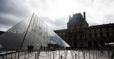 Tourists line up to enter the Louvre museum next to the Louvre pyramid designed by Chinese-U.S. architect Ieoh Ming Pei, Paris, France, Nov. 3, 2025. (Reuters Photo)