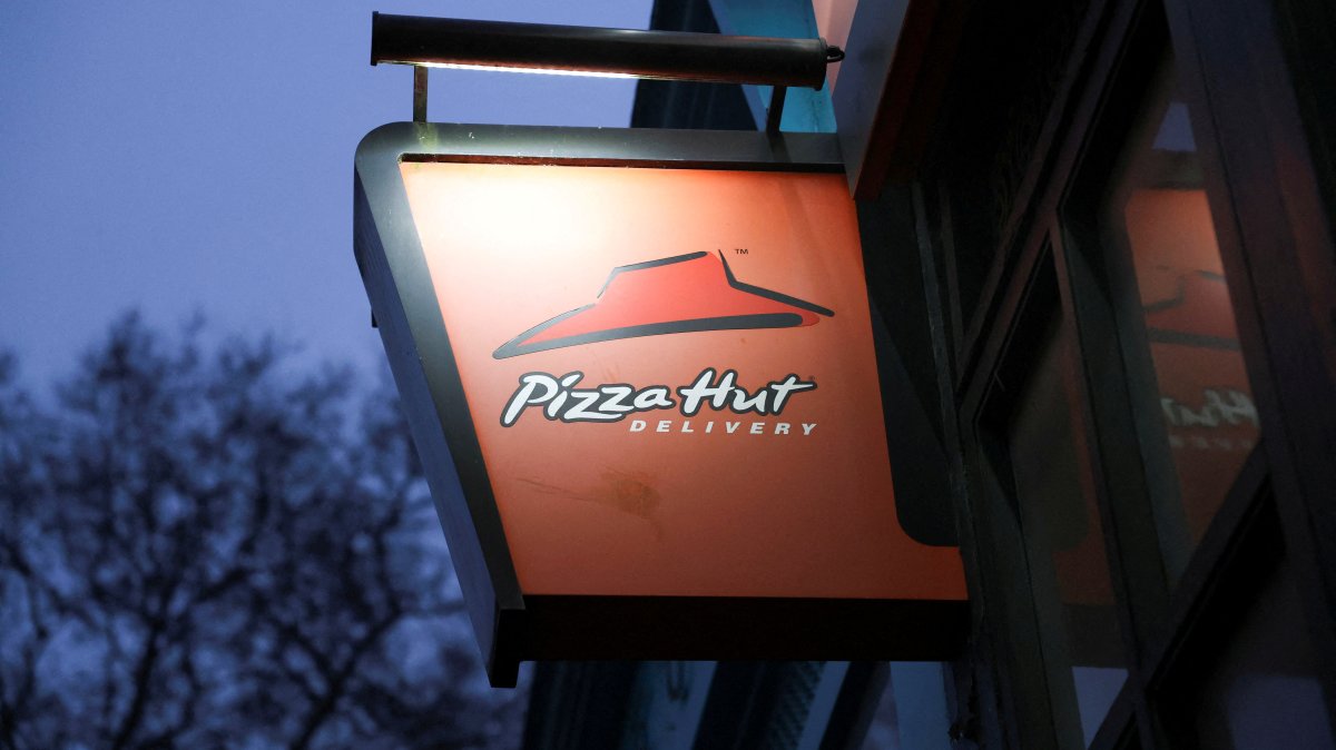 A view of a Pizza Hut sign, in London, U.K., Dec. 30, 2024. (Reuters Photo)