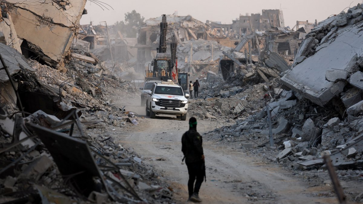 Red Cross vehicles drive, after Hamas said that it found the body of an Israeli hostage soldier, in Gaza City, Palestine, Nov. 4, 2025. (Reuters Photo)
