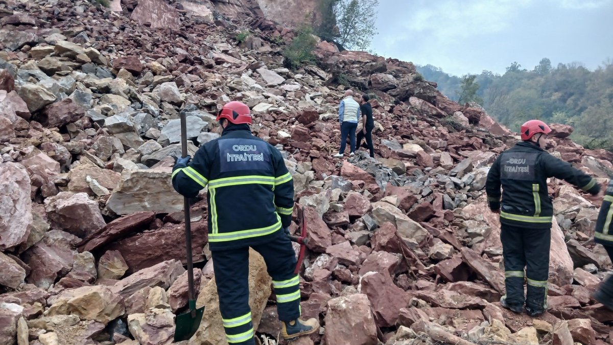 Firefighters are seen at the scene of the collapse in Ordu, Nov. 5, 2025. (IHA Photo)