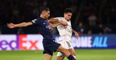 Paris Saint-Germain&#039;s Achraf Hakimi (L) fights for the ball with Bayern Munich&#039;s Luis Diaz during the UEFA Champions League, league phase day 4, football match at the Parc des Princes, Paris, France, Nov. 4, 2025. (AFP Photo)