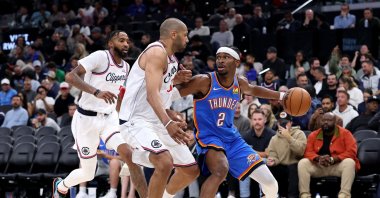 Oklahoma City Thunder&#039;s Shai Gilgeous-Alexander (R) dribbles the ball against Los Angeles Clippers&#039; Nicolas Batum during the third quarter at Intuit Dome, Inglewood, U.S., Nov. 4, 2025. (AFP Photo)