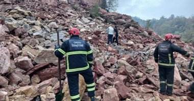Firefighters are seen at the scene of the collapse in Ordu, Nov. 5, 2025. (IHA Photo)