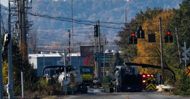  Emergency services block off Grade Lane, near Muhammad Ali International Airport in Louisville, Kentucky, Nov. 5, 2025. (AFP Photo)