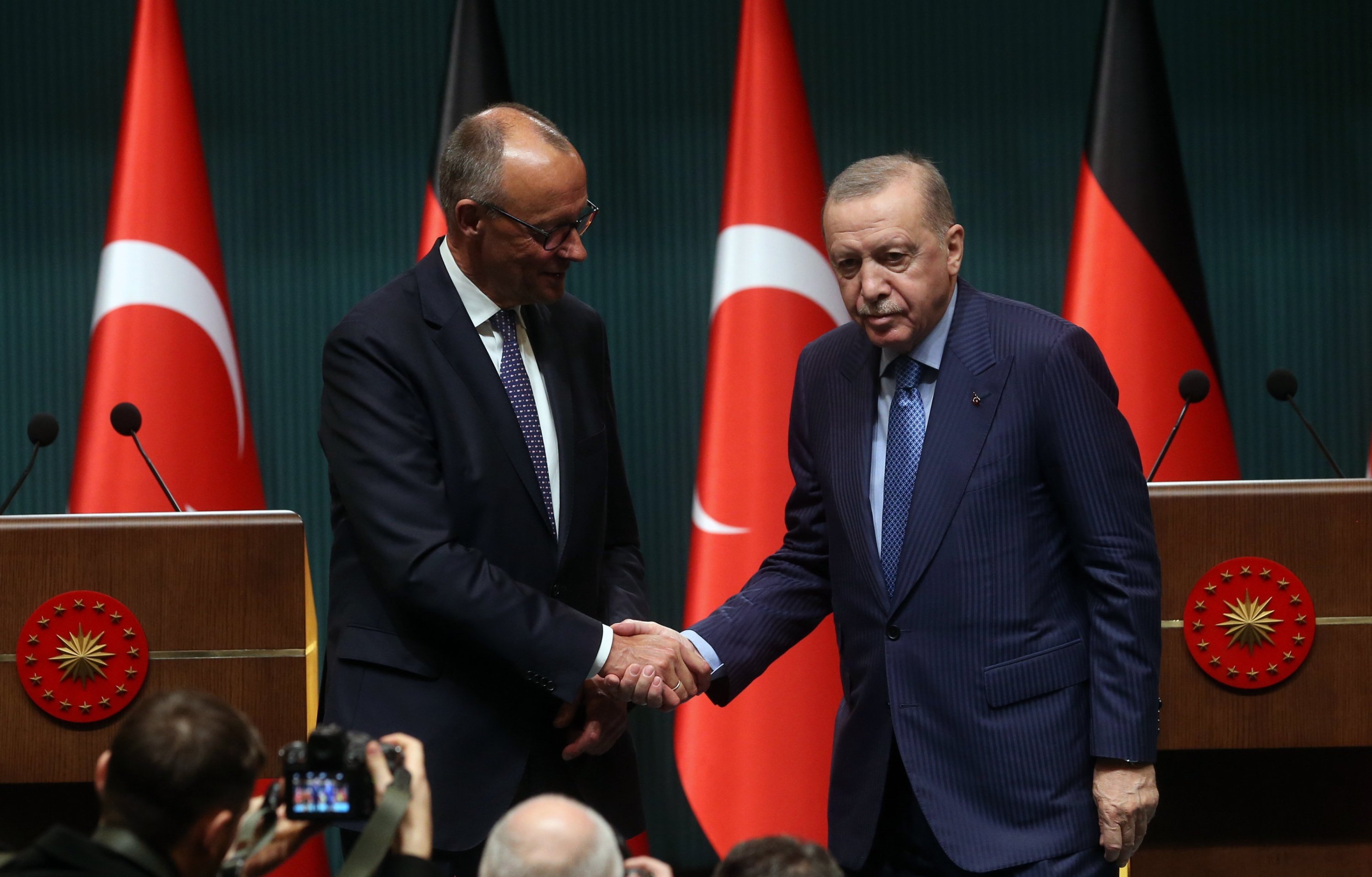 President Recep Tayyip Erdoğan shakes hands with German Chancellor Friedrich Merz (L) during a joint news conference at the Presidential Palace, Ankara, Türkiye, Oct. 30, 2025. (EPA Photo)