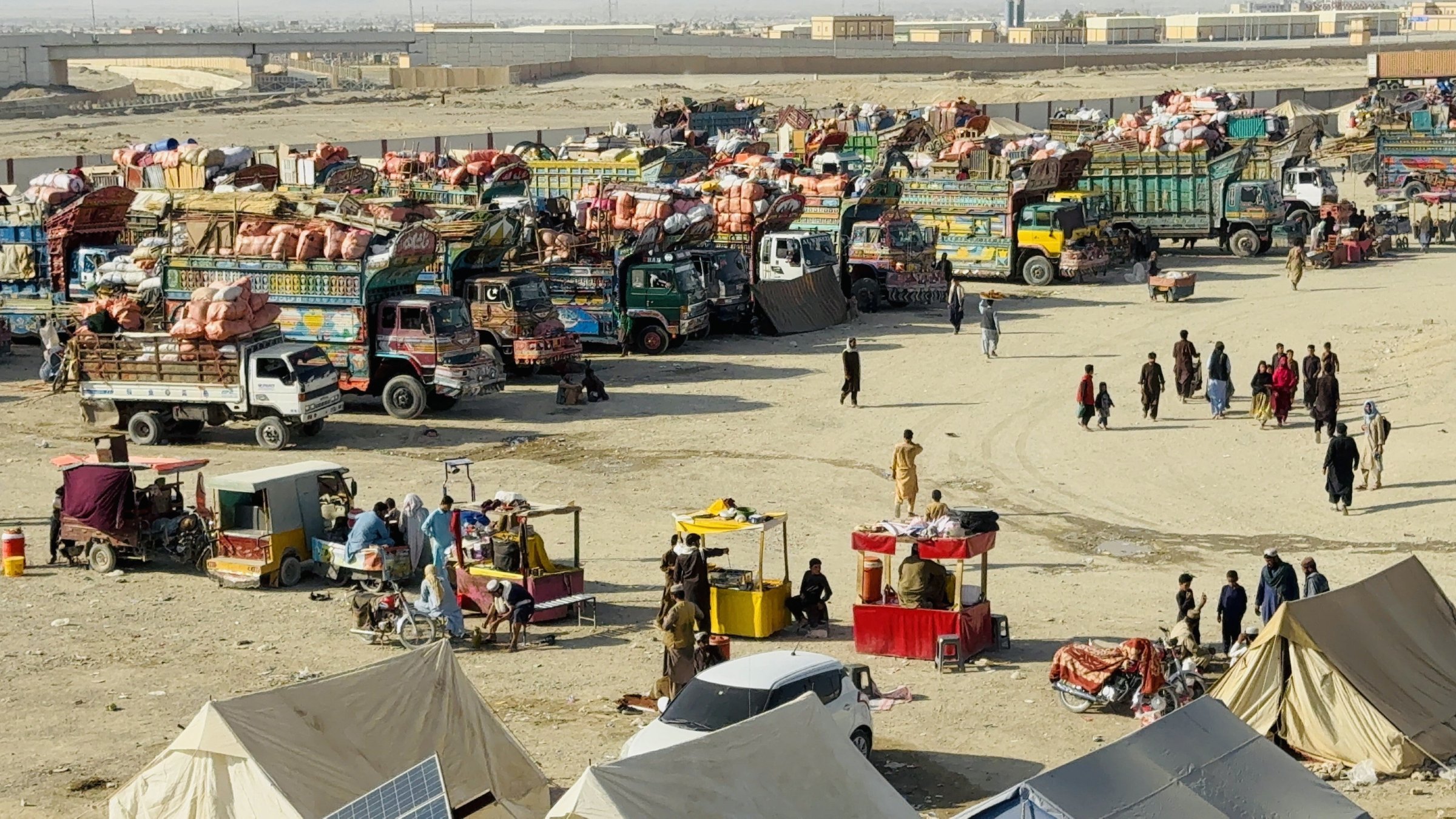 Afghan refugees prepare to return to Afghanistan at the Pakistan-Afghan border, Chaman, Pakistan, Oct. 26, 2025. (EPA Photo)