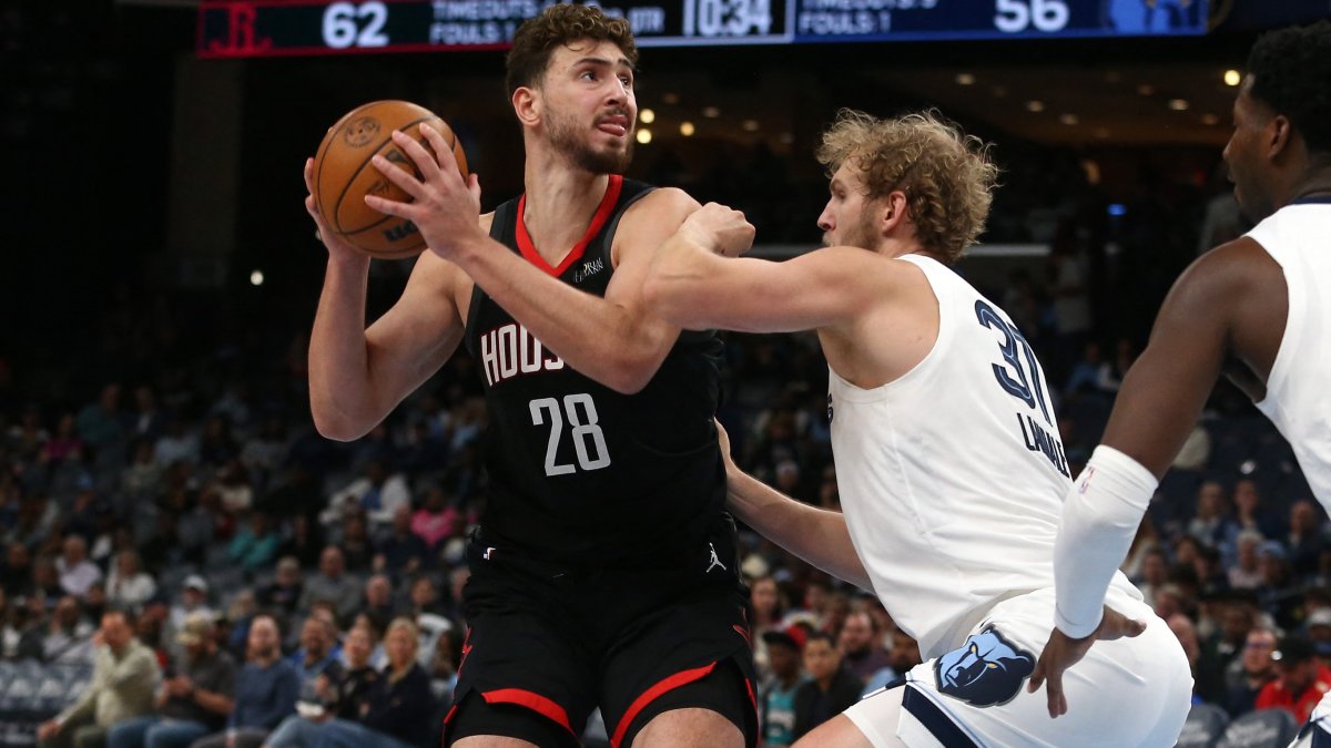Houston Rockets' Alperen Şengün (L) drives to the basket as Memphis Grizzlies' Jock Landale defends during the third quarter at FedExForum, Memphis, U.S., Nov 5, 2025. (Reuters Photo)