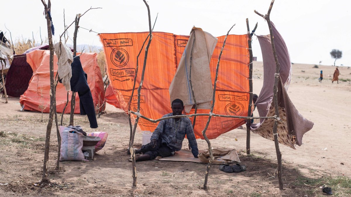 A displaced Sudanese man who fled el-Fasher after the city fell to the RSF, sits in a makeshift shelter in the Um Yanqur camp, located on the southwestern edge of Tawila, western Darfur region, Sudan, Nov. 3, 2025. (AFP Photo)