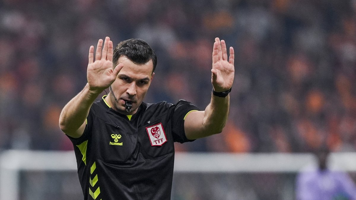 Referee Cihan Aydın officiates the Süper Lig match between Galatasaray and Trabzonspor at RAMS Park, Istanbul, Türkiye, Nov. 1, 2025. (AA Photo)