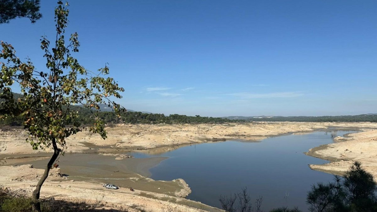 A view of the nearly dry Geyik Dam as water levels drop to dead storage levels amid worsening drought conditions, Bodrum, Türkiye, Nov. 6, 2025. (DHA Photo)