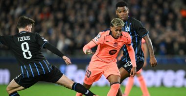 Barcelona&#039;s Lamine Yamal (C) controls the ball as he prepares to score the equalizing 2-2 goal during the UEFA Champions League league phase day 4 football match against Club Brugge at Jan Breydelstadion stadium, Bruges, Belgium, Nov. 5, 2025. (AFP Photo)