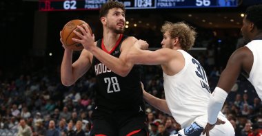 Houston Rockets&#039; Alperen Şengün (L) drives to the basket as Memphis Grizzlies&#039; Jock Landale defends during the third quarter at FedExForum, Memphis, U.S., Nov 5, 2025. (Reuters Photo)