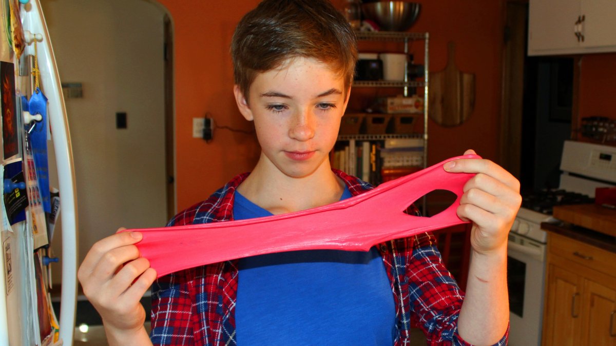 Astrid Rubens demonstrates the elasticity of homemade slime, St. Paul, Minn., U.S., June 21, 2017. (AP Photo)