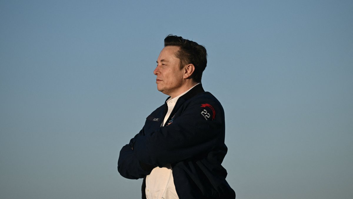 Musk poised to become world’s 1st trillionaire after Tesla vote