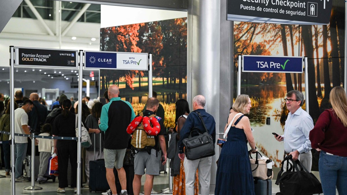 Travelers wait in line at a security checkpoint at George Bush Intercontinental Airport in Houston, Texas, U.S., Nov. 7, 2025. (AFP Photo)