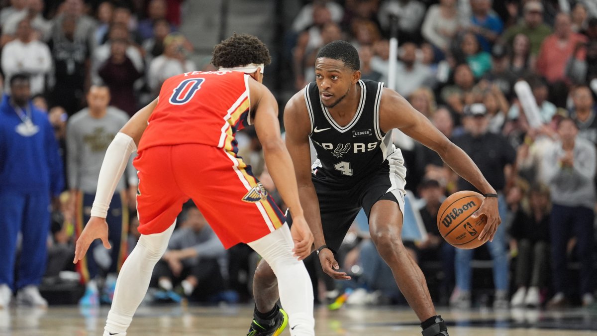Spurs guard De'Aaron Fox (R) dribbles against Pelicans guard Jeremiah Fears during an NBA game, San Antonio, Texas, U.S., Nov 8, 2025. (Reuters Photo)