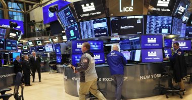 Traders work on the floor of the New York Stock Exchange (NYSE), New York, U.S., Oct. 27, 2025. (AFP Photo)