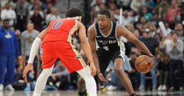 Spurs guard De&#039;Aaron Fox (R) dribbles against Pelicans guard Jeremiah Fears during an NBA game, San Antonio, Texas, U.S., Nov 8, 2025. (Reuters Photo)