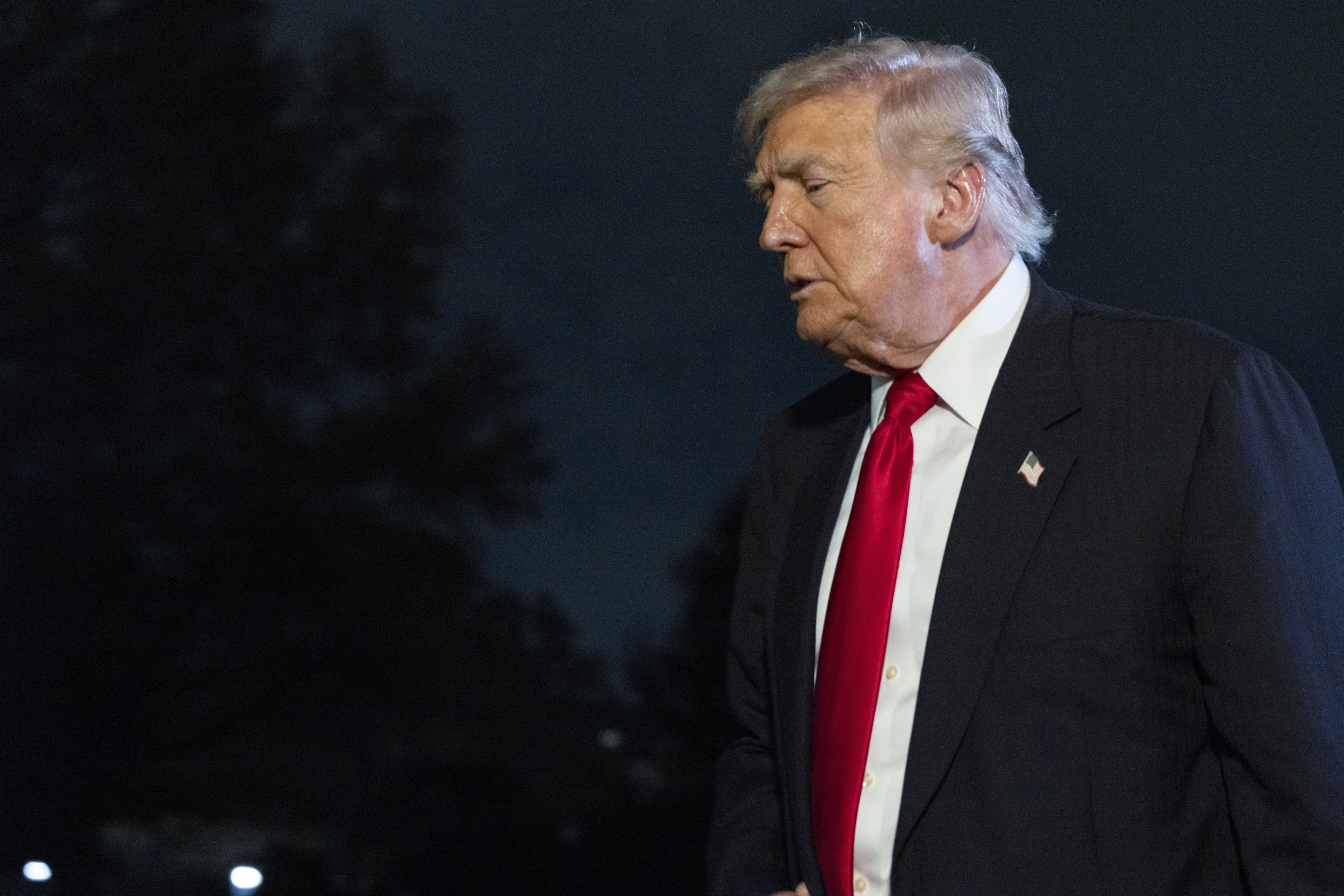 Trumpov sin Donald mlajši si prizadeva za nasledstvo MAGA, medtem ko se ugibanja o letu 2028 stopnjujejo; Trump pomilosti Giulianija in druge zaveznike