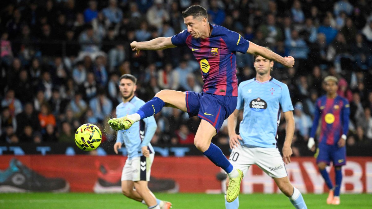 Barcelona's Robert Lewandowski scores his second goal during the La Liga match against Celta Vigo at Balaidos Stadium, Vigo, Nov. 9, 2025. (AFP Photo)