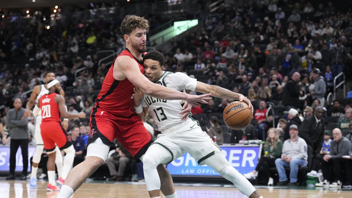 Milwaukee Bucks' Ryan Rollins (R) drives to the basket against Houston Rockets center Alperen Sengun in the second half at Fiserv Forum, Milwaukee, U.S., Nov. 9, 2025. (Reuters Photo)