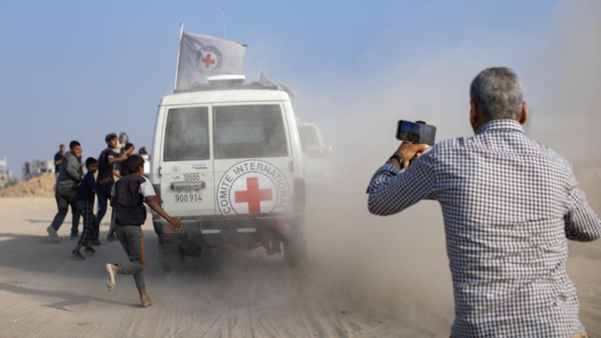 Red Cross vehicles transport a body after it was released by the al-Qassam Brigades, the military wing of Hamas, in Deir al-Balah, central Gaza Strip, Palestine, Nov. 9, 2025. (EPA Photo)