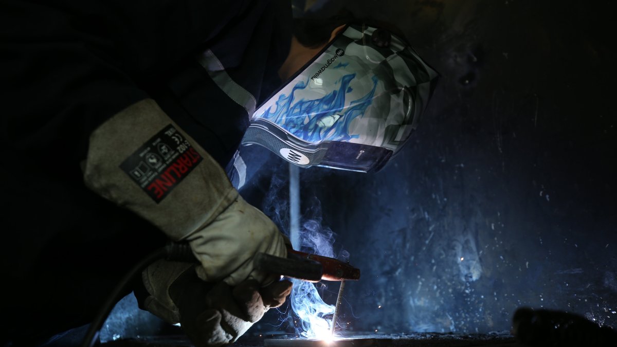A worker is seen at a factory in Bursa province, northwestern Türkiye, Oct. 16, 2025. (AA Photo)
