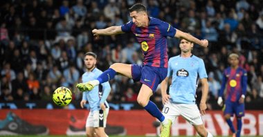 Barcelona&#039;s Robert Lewandowski scores his second goal during the La Liga match against Celta Vigo at Balaidos Stadium, Vigo, Nov. 9, 2025. (AFP Photo)