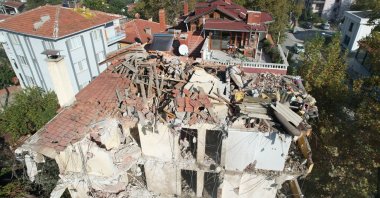 A heavily damaged building undergoing controlled demolition and debris removal after the Oct. 27 earthquake in Sındırgı, Balıkesir, Türkiye, Nov. 4, 2025. (AA Photo)