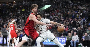 Milwaukee Bucks&#039; Ryan Rollins (R) drives to the basket against Houston Rockets center Alperen Sengun in the second half at Fiserv Forum, Milwaukee, U.S., Nov. 9, 2025. (Reuters Photo)