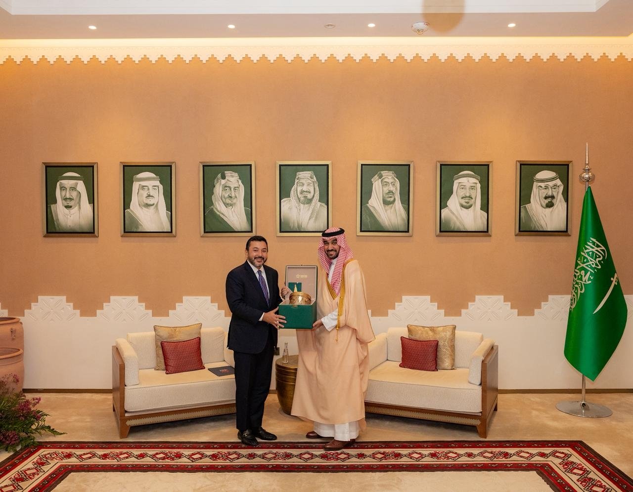 Islamic Cooperation Youth Forum (ICYF) President Taha Ayhan (L) presents a gift to Saudi Arabia’s Minister of Sports, Prince Abdulaziz bin Turki Al Faisal, during a meeting to discuss youth empowerment and sports diplomacy initiatives ahead of the 6th Islamic Solidarity Games, Riyadh, Türkiye, Nov. 9, 2025. (Courtesy of ICYF)