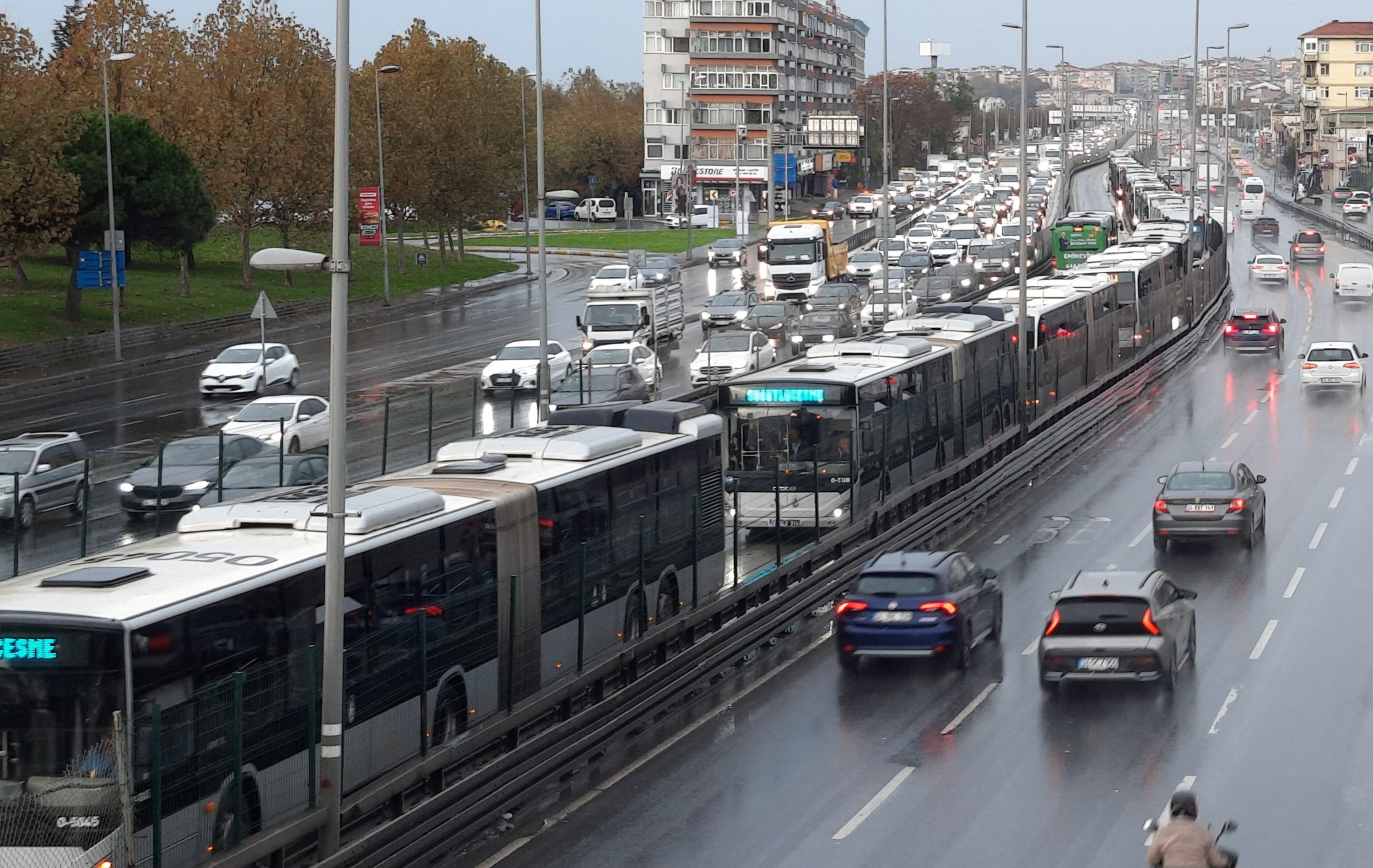 Metrobus failure triggers long lines, crowds in Istanbul