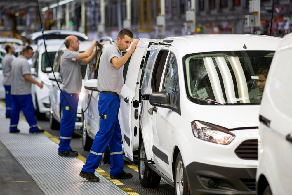 Workers assemble parts at an automotive plant in Kocaeli, northwestern Türkiye. (Shutterstock Photo)