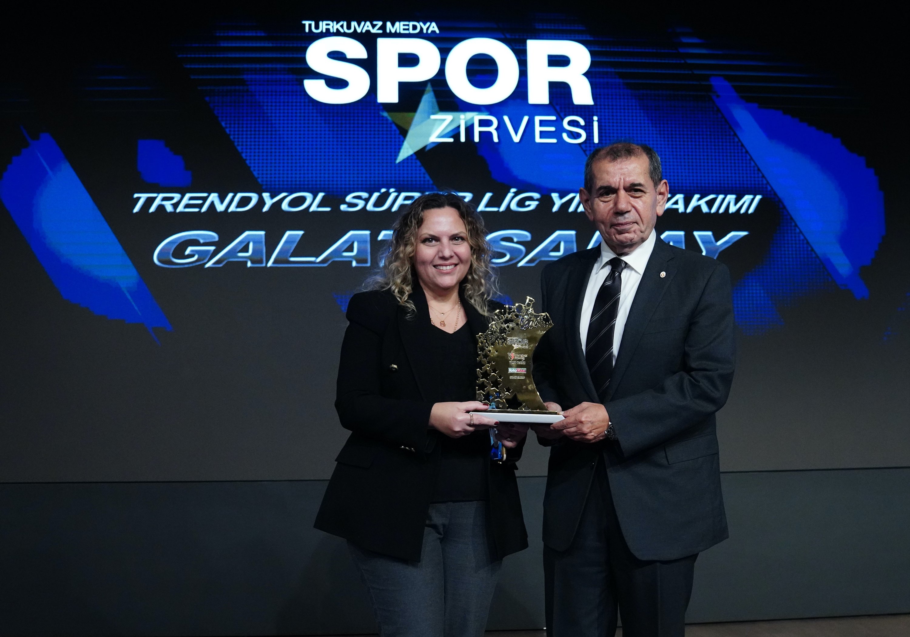 Galatasaray President Dursun Özbek (R) poses for a photo after receiving the Best Club President award during the Turkuvaz Media Sports Summit at Turkuvaz Media Center, Istanbul, Türkiye, Nov. 11, 2025. (Courtesy of Turkuvaz Media)