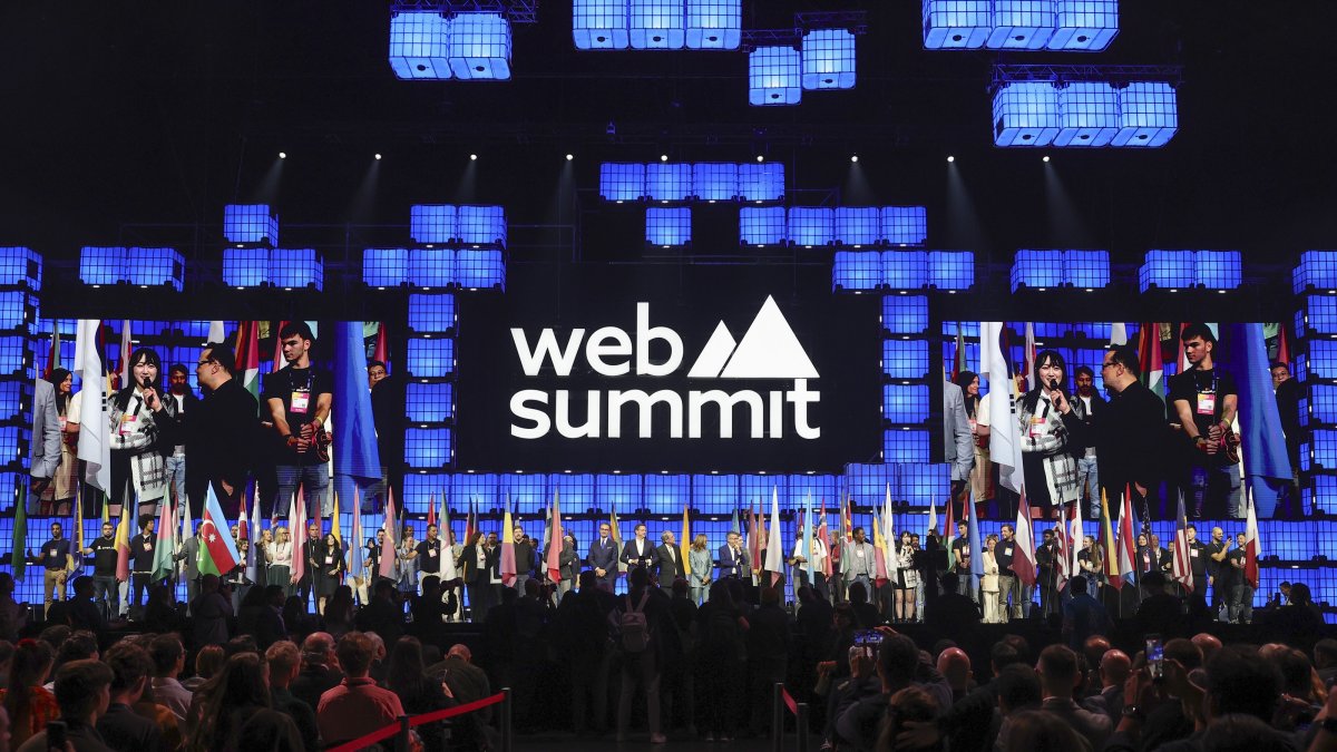 Participants hold national flags during the opening session of the Web Summit Lisbon 2025, Lisbon, Portugal, Nov. 10, 2025. (EPA Photo)
