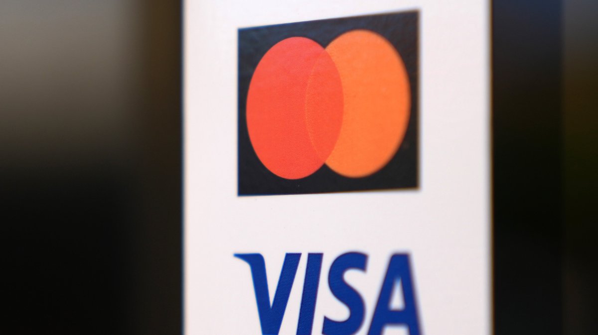 The Visa and Mastercard logos are listed at a retail store in Los Angeles, California, U.S., Nov. 10, 2025. (EPA Photo)