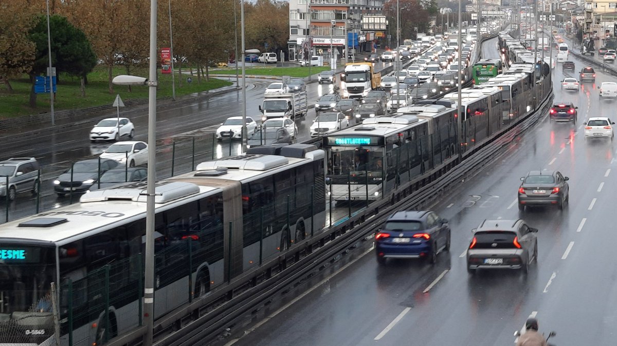 Metrobus failure triggers long lines, crowds in Istanbul
