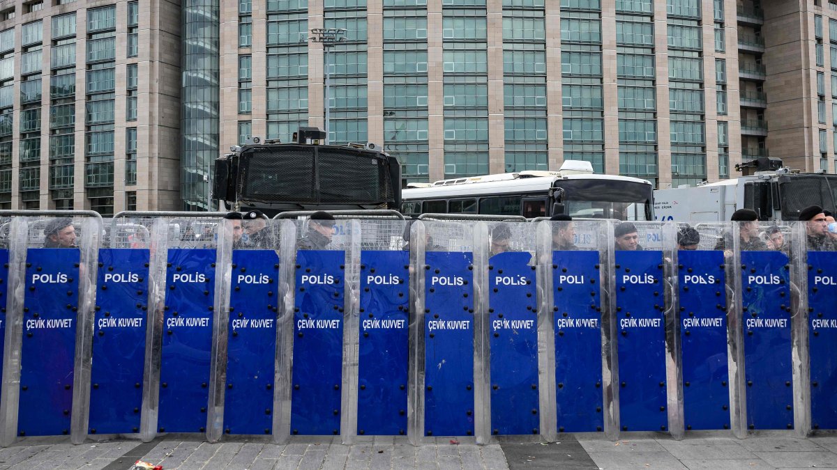 Turkish police secure the area in front of the Istanbul Courthouse during a rally organized by the Republican People’s Party (CHP), Istanbul, Türkiye, Oct. 26, 2025. (AFP Photo)