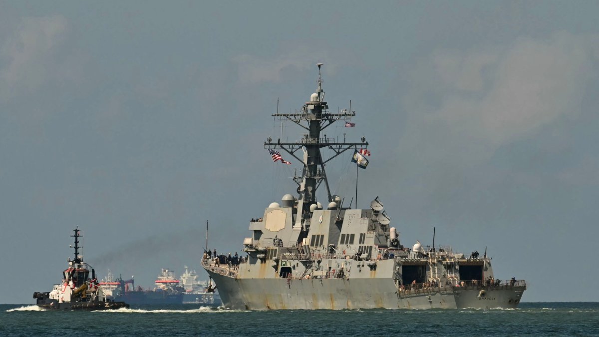 The USS Gravely, a U.S. Navy warship, departs the Port of Port of Spain, Oct. 30, 2025. The U.S. warship arrived in Trinidad and Tobago on Oct. 26, 2025, for joint exercises near the coast of Venezuela. (AFP Photo)
