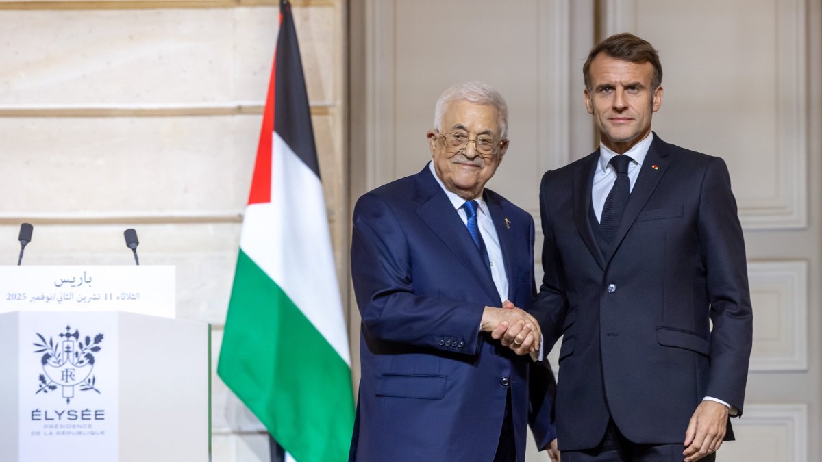 French President Emmanuel Macron and Palestinian Authority President Mahmoud Abbas  shake hands after a joint press conference at the Elysee Presidential Palace in Paris, France,  Nov. 11, 2025. (EPA Photo)